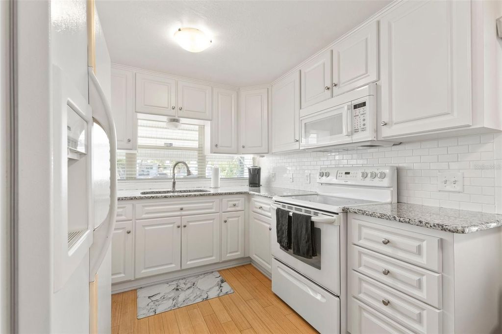 Image 7 of property listing at 4851 W GANDY BOULEVARD B7L9, Tampa, FL 33611