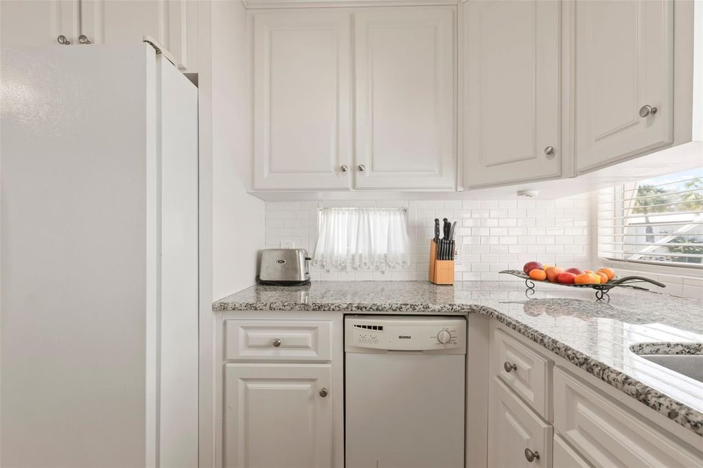 Image 10 of property listing at 4851 W GANDY BOULEVARD B7L9, Tampa, FL 33611