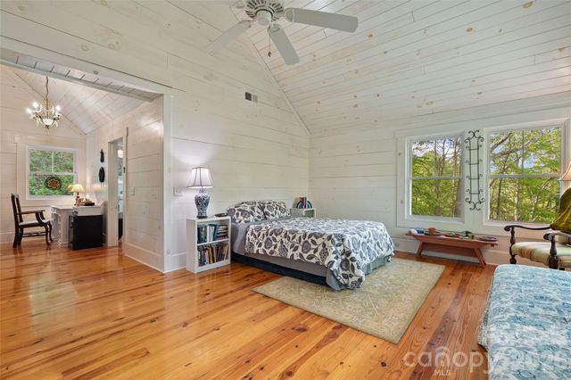 580 Split Pine Cove, Clyde, NC 28721