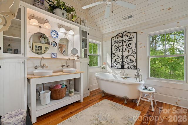 580 Split Pine Cove, Clyde, NC 28721