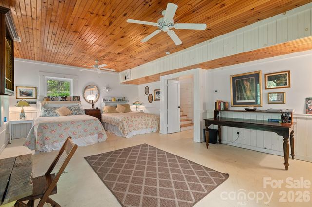580 Split Pine Cove, Clyde, NC 28721