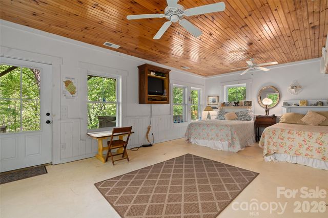 580 Split Pine Cove, Clyde, NC 28721