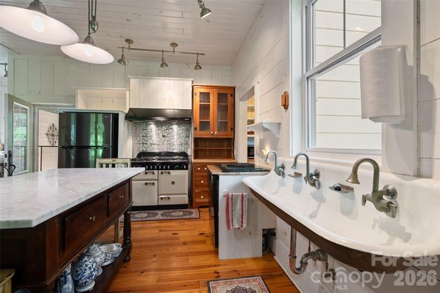 580 Split Pine Cove, Clyde, NC 28721