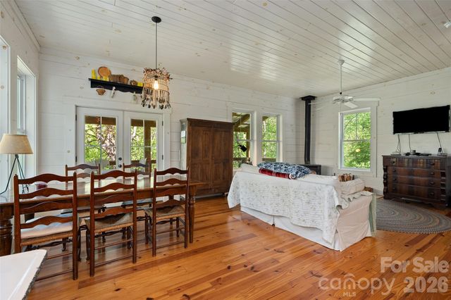 580 Split Pine Cove, Clyde, NC 28721