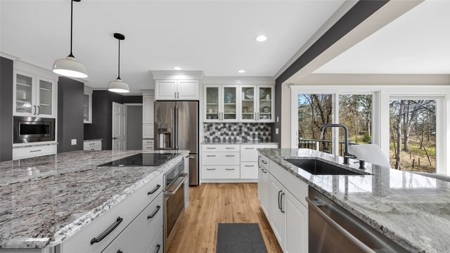 2055 Cottage Glen Drive SE, Cedar Rapids, IA 52403