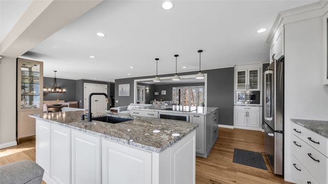 2055 Cottage Glen Drive SE, Cedar Rapids, IA 52403