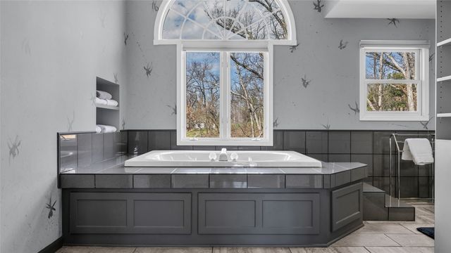 2055 Cottage Glen Drive SE, Cedar Rapids, IA 52403