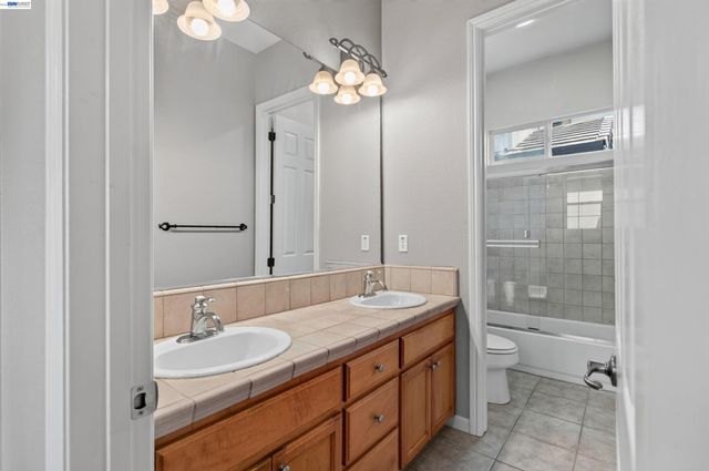 2243 Winchester Loop, Discovery Bay, CA 94505
