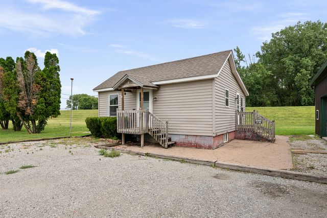 2303 Big Island Parkway, Milan, IL 61264