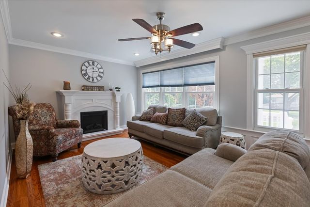 927 S CHARLOTTE Street, Lombard, IL 60148