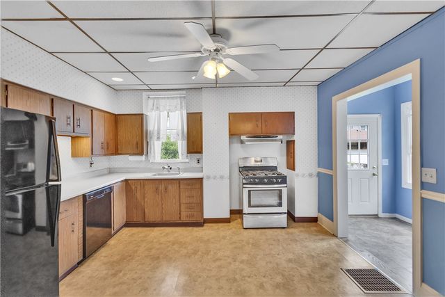 80 Dewey St, Etna, PA 15223