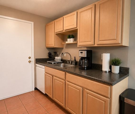 8 Village Rock Ln 3, Natick, MA 01760