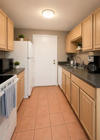 8 Village Rock Ln 3, Natick, MA 01760