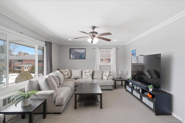 205 Edmunton Drive h18, North Babylon, NY 11703