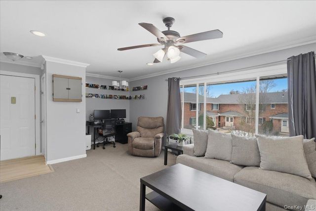 205 Edmunton Drive h18, North Babylon, NY 11703