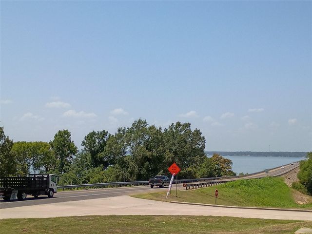 110 Pine Point Circle, Onalaska, TX 77360