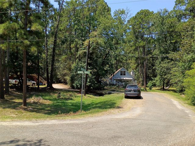 110 Pine Point Circle, Onalaska, TX 77360