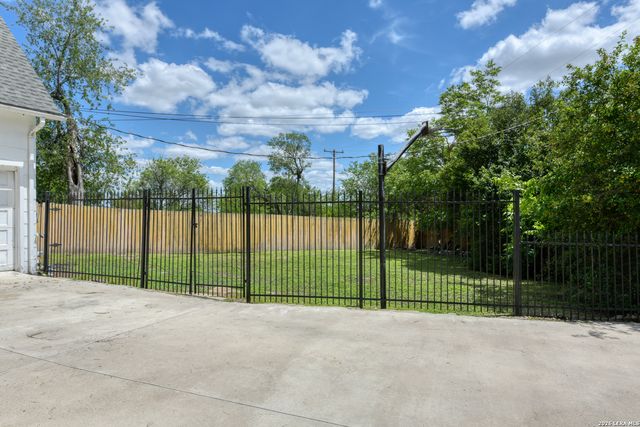 110 Sunrise Dr., San Antonio, TX 78228