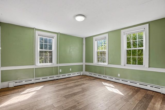 5 Pleasant St, Upton, MA 01568