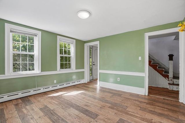 5 Pleasant St, Upton, MA 01568