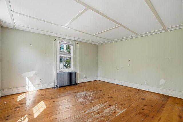 5 Pleasant St, Upton, MA 01568