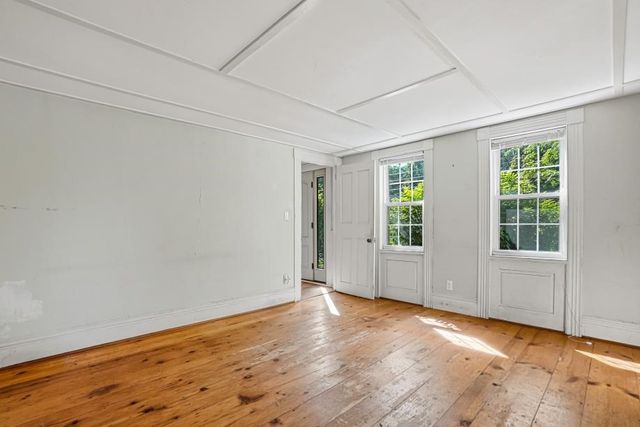 5 Pleasant St, Upton, MA 01568