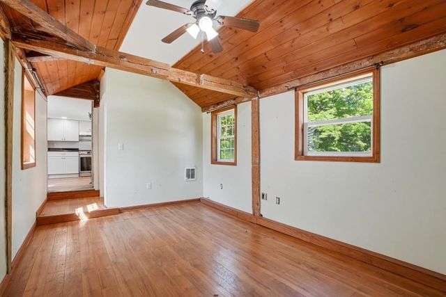 5 Pleasant St, Upton, MA 01568