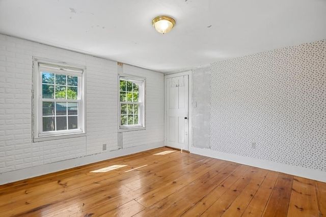 5 Pleasant St, Upton, MA 01568