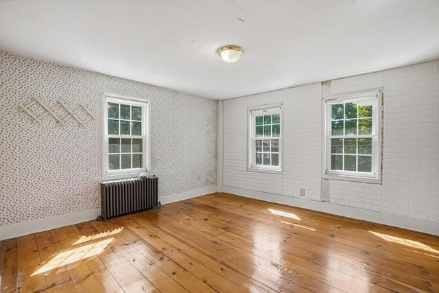 5 Pleasant St, Upton, MA 01568