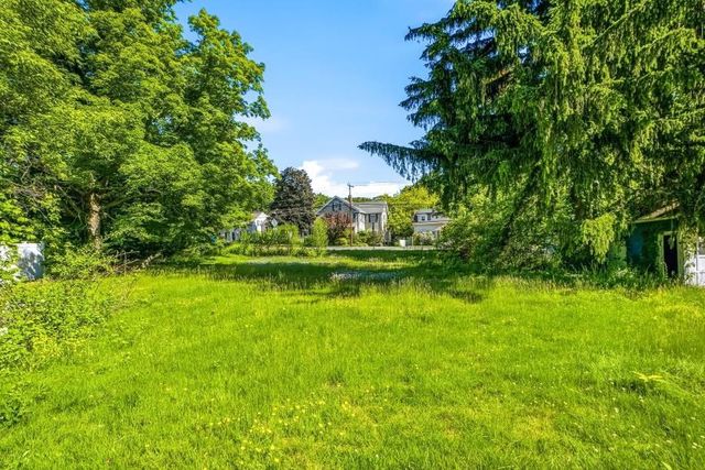 5 Pleasant St, Upton, MA 01568