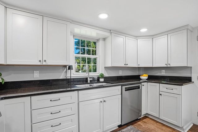 5 Pleasant St, Upton, MA 01568