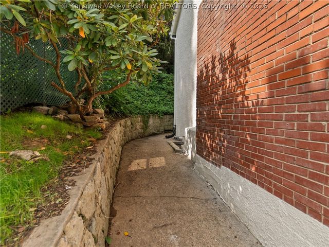 5 Estill Drive, Charleston, WV 25314
