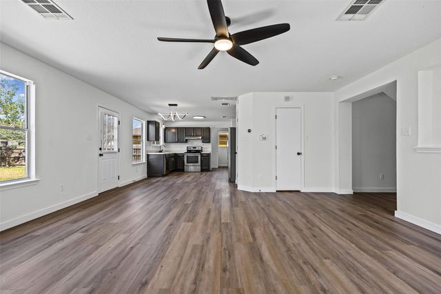 2206 Canvas Back DR, Taylor, TX 76574