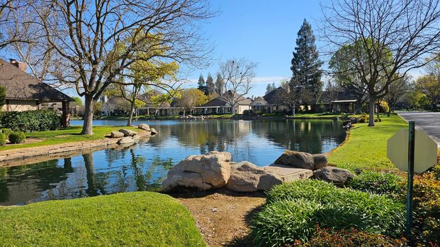 2808 W Brentford Court, Fresno, CA 93711