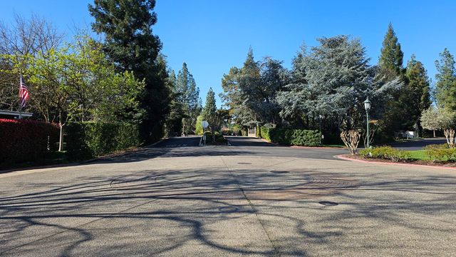 2808 W Brentford Court, Fresno, CA 93711