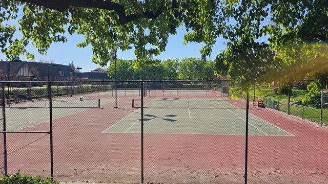 2808 W Brentford Court, Fresno, CA 93711