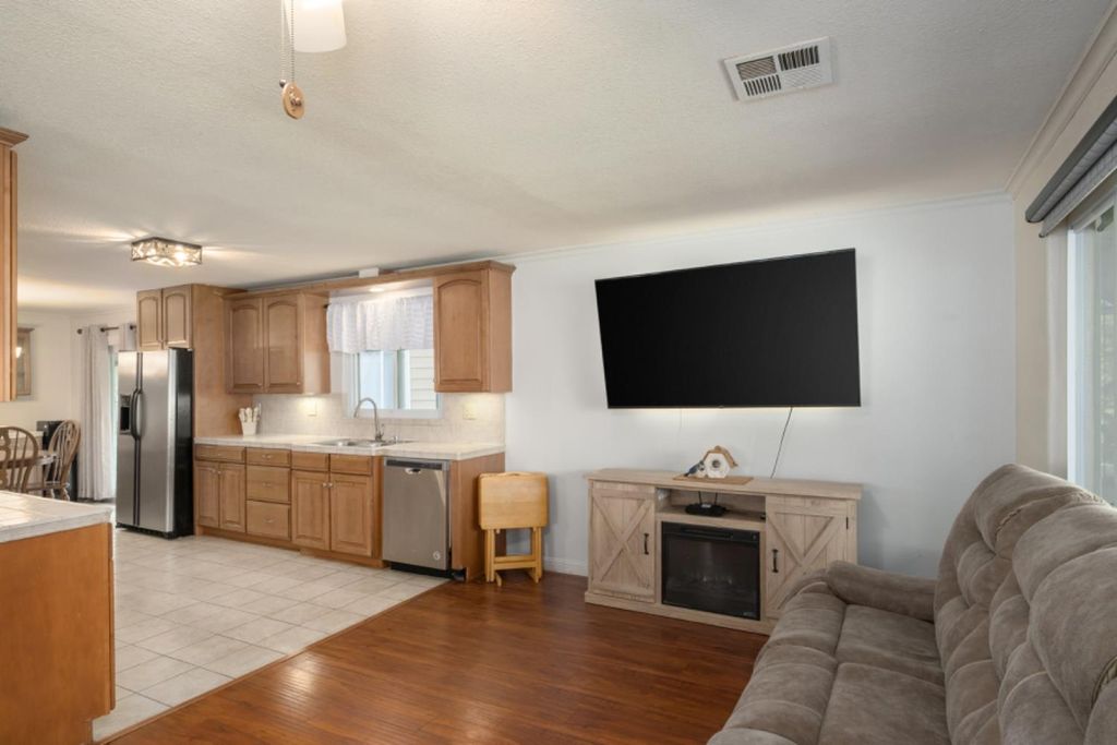 Image 11 of property listing at 339 N Frankwood Avenue # 9, Sanger, CA 93657