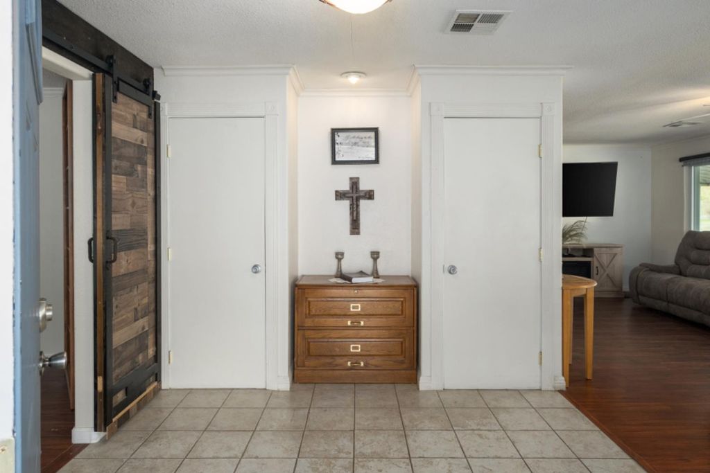 Image 5 of property listing at 339 N Frankwood Avenue # 9, Sanger, CA 93657