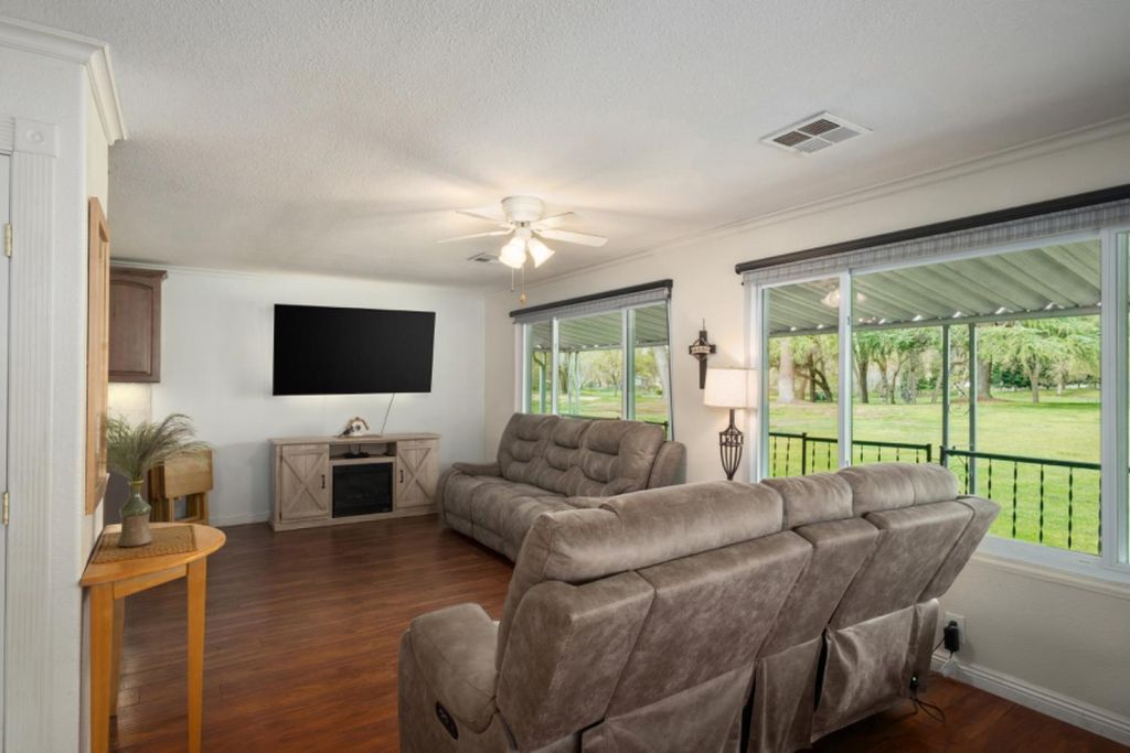 Image 8 of property listing at 339 N Frankwood Avenue # 9, Sanger, CA 93657