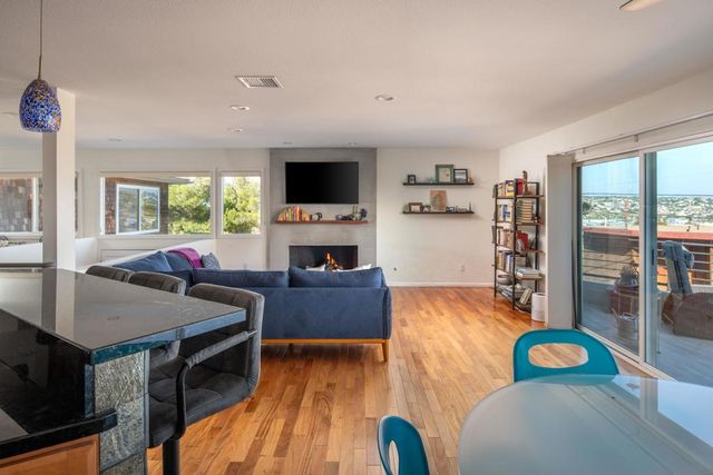 4922 Randall St, San Diego, CA 92109