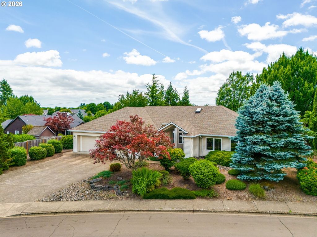 Image 1 of property listing at 2390 Nw QUAIL Ct, Mc Minnville, OR 97128