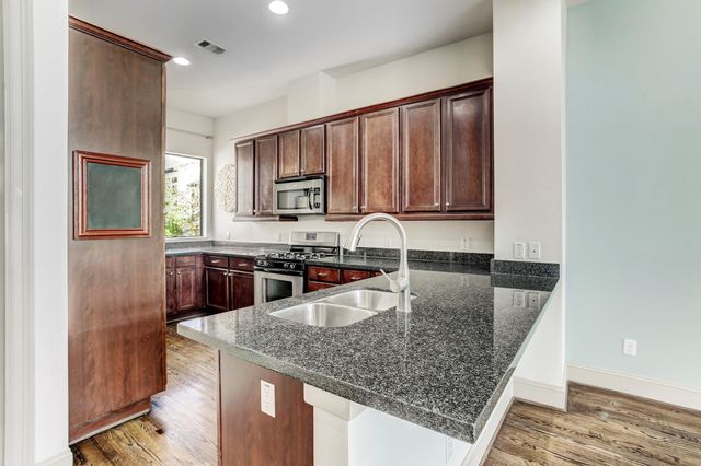 2825 Pease Street, Houston, TX 77003