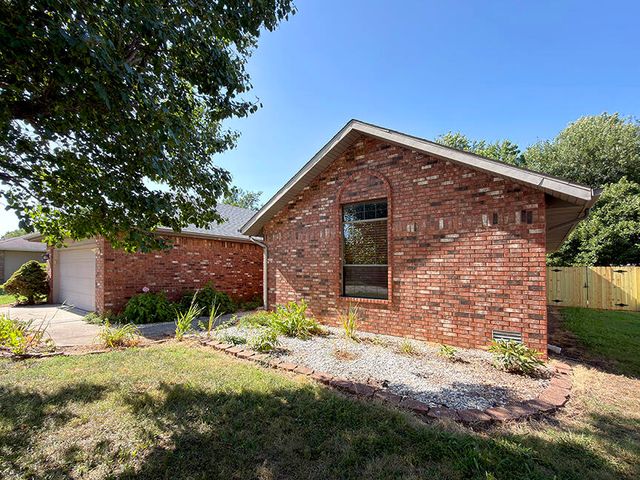 2225 W Rockwood Street, Springfield, MO 65807