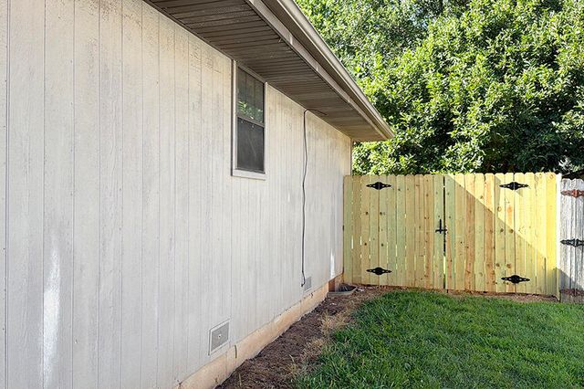 2225 W Rockwood Street, Springfield, MO 65807