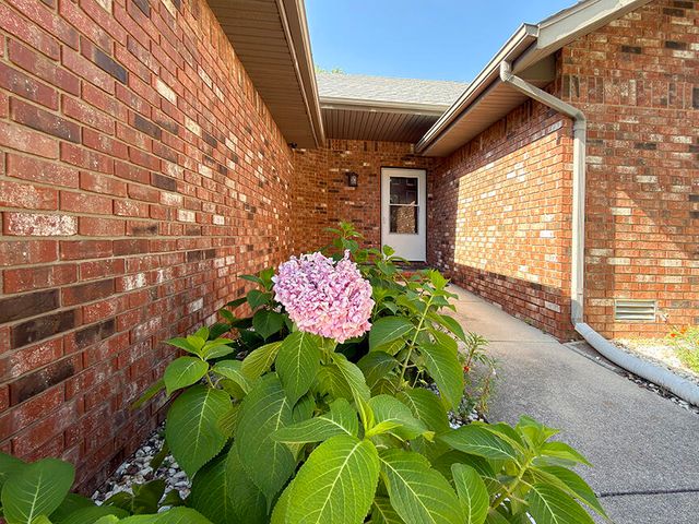 2225 W Rockwood Street, Springfield, MO 65807