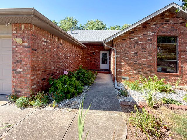 2225 W Rockwood Street, Springfield, MO 65807