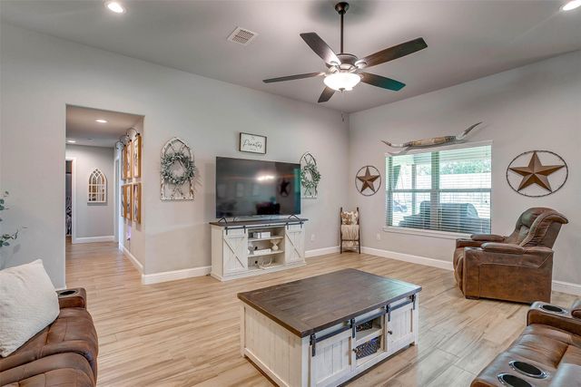 123 Clover Circle, Weatherford, TX 76086