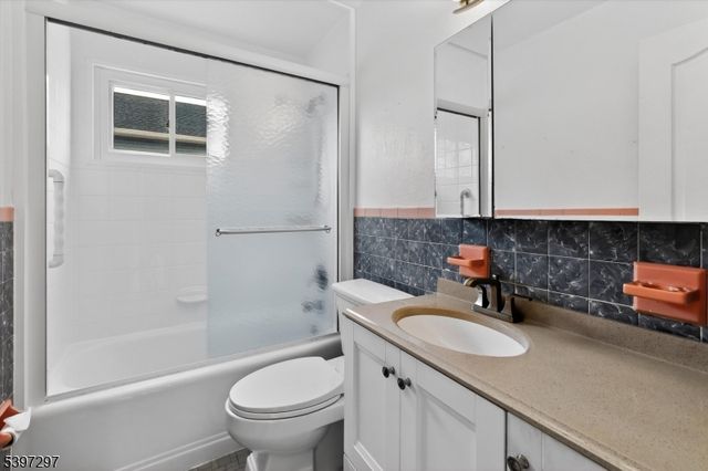 66 Jamros Ter, Saddle Brook Twp., NJ 07663