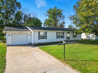 5261 N BURNING BUSH RD, Columbia, MO 65202
