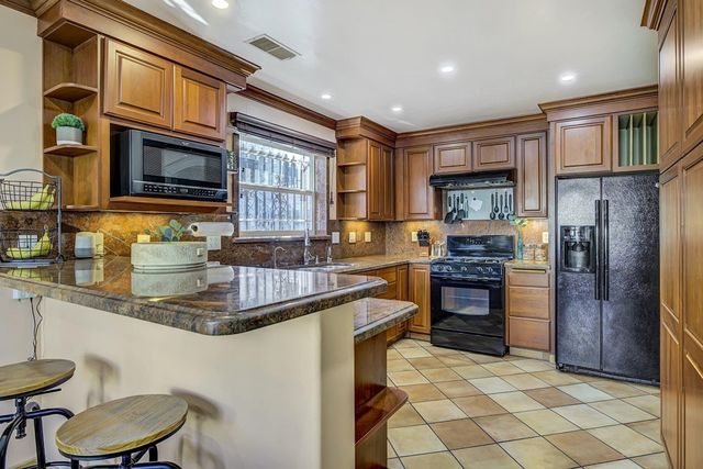 2635 E 10Th St, Oakland, CA 94601